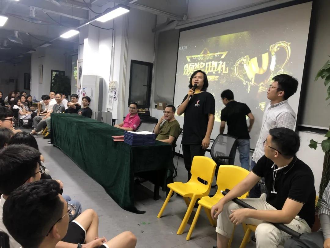 樹(shù)華畫(huà)室8月頒獎(jiǎng)禮